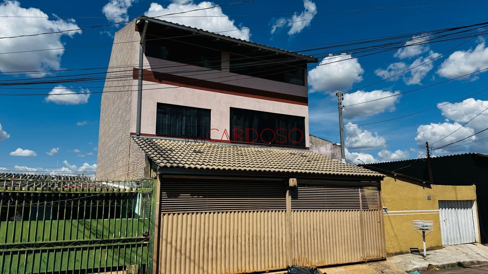 Sobrado 3 pavimentos, 3 quartos, suíte, área de lazer - Riacho fundo II D100