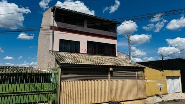 Sobrado 3 pavimentos, 3 quartos, suíte, área de lazer - Riacho fundo II D100