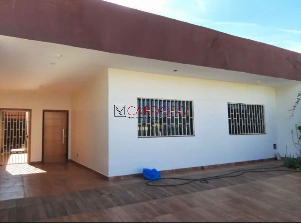 Casa 03 quartos com Suíte, QSD Taguatinga Norte, Escriturada, Toda na laje, Aceita Carro, Casa em Taguatinga