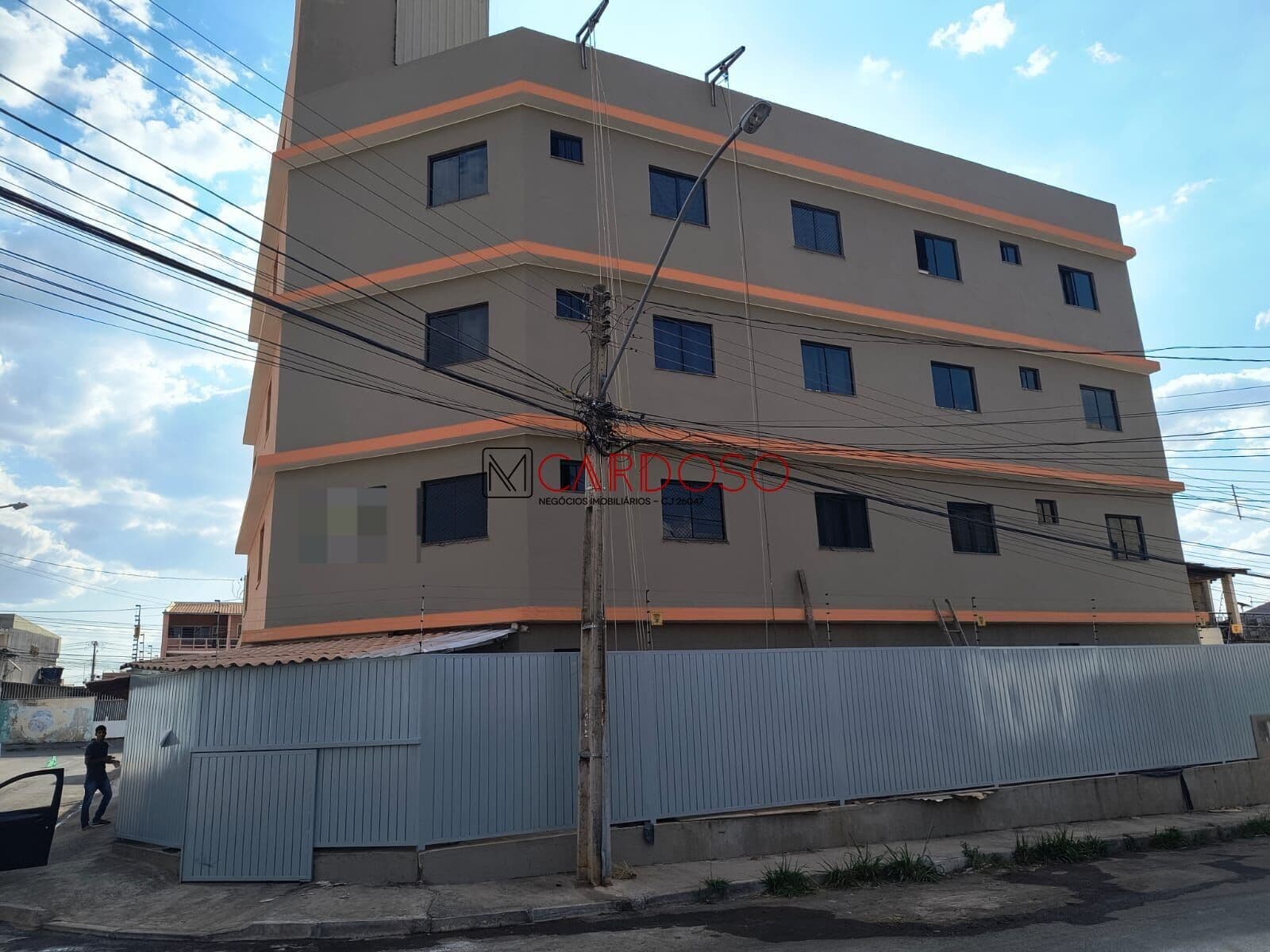 Apartamento 02 quartos, Riacho Fundo II, cozinha americana, Portão eletrônico, lote escriturado