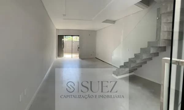 Sobrado com 3 quartos sendo 1 suíte no Bairro Água Verde