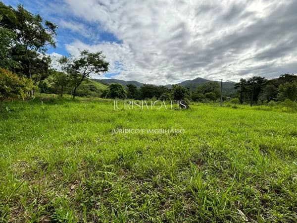 Terreno com sugestão de uma casa próximo ao riacho (SEM CASA)
