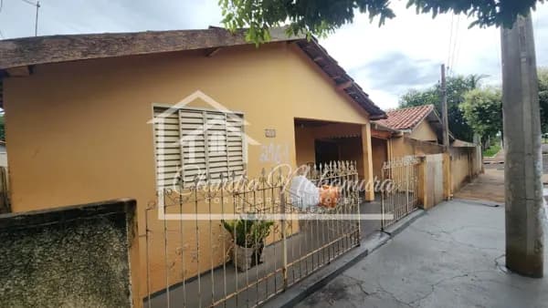 Casa em Mirandópolis - Centro