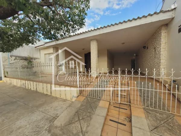 Casa em Mirandópolis - Centro