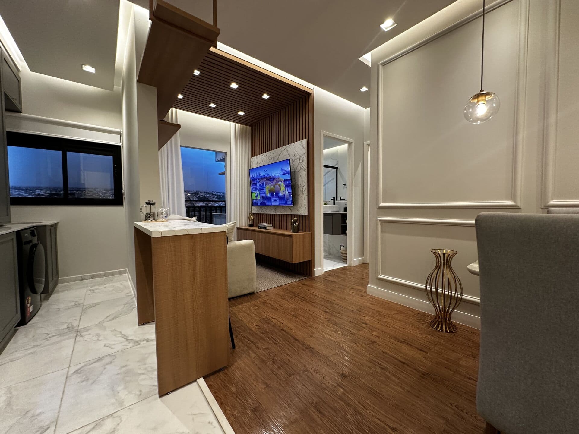 Apartamento na Planta com Varanda, 2 Dormitórios e Suíte a Venda no Jd. Itapuã