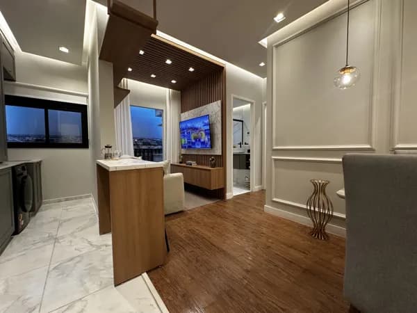 Apartamento na Planta com Varanda, 2 Dormitórios e Suíte a Venda no Jd. Itapuã