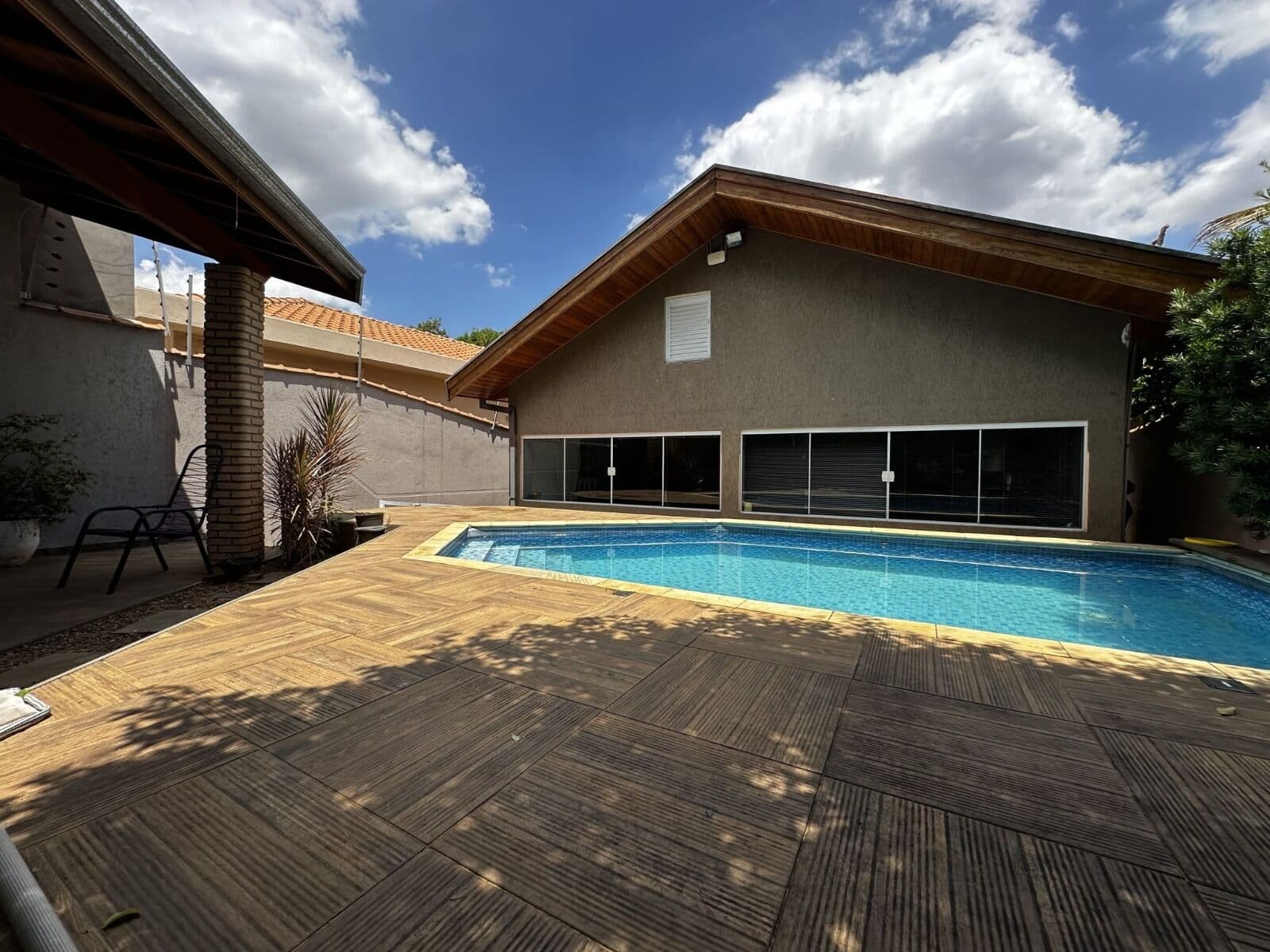 Ampla Casa com 4 Dormitórios, Piscina e Churrasqueira com Marcenaria Completa à Venda no Jardim Bela Vista em Americana