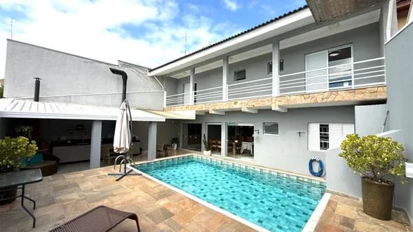 Aconchegante e Confortável, Casa com 4 Suítes, Gourmet e Piscina A Venda no Werner Plaas em Americana