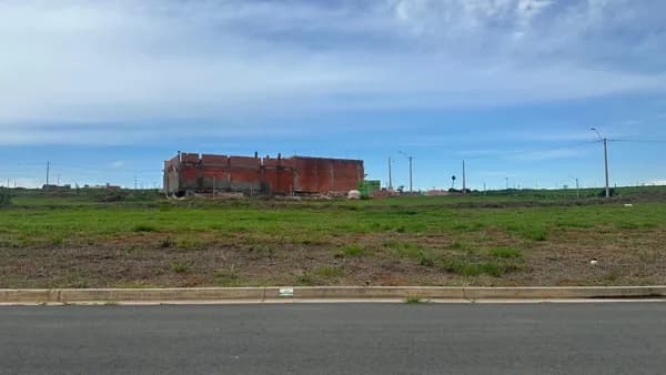 Terreno de 300 metros em Condomínio Fechado À Venda por 230 mil reais.