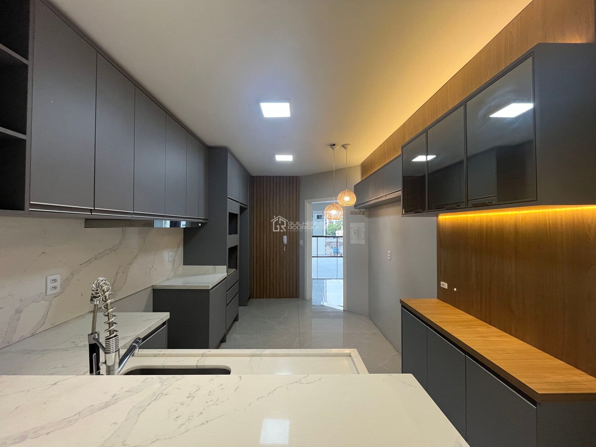 Apartamento mobiliado com 3 dormitórios e 2 vagas próximo à Av. Flores da Cunha em Carazinho