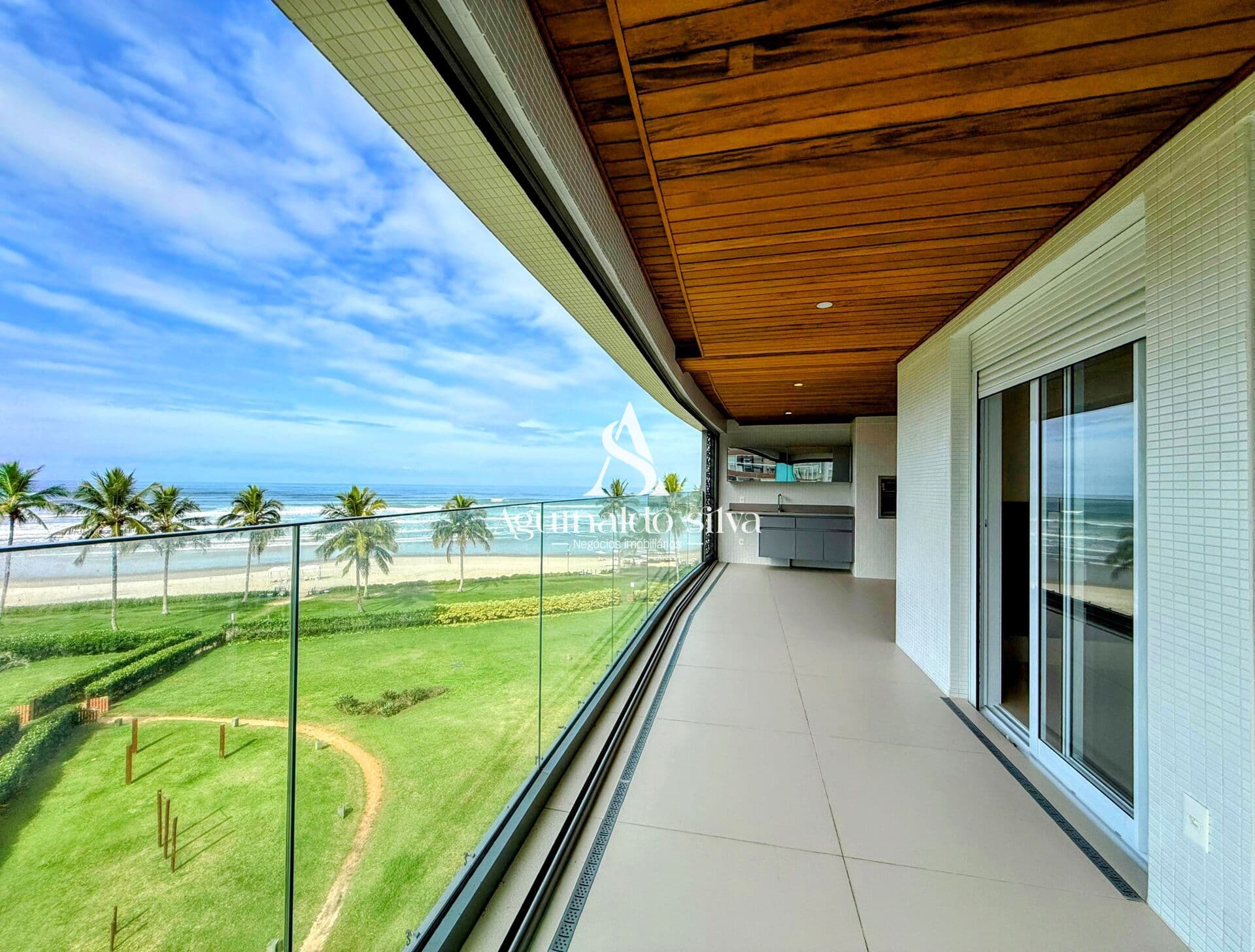 Apartamento à Venda, Pé na Areia Frontal, 3 Suítes, 133m² I R$ 8.700.000,00
