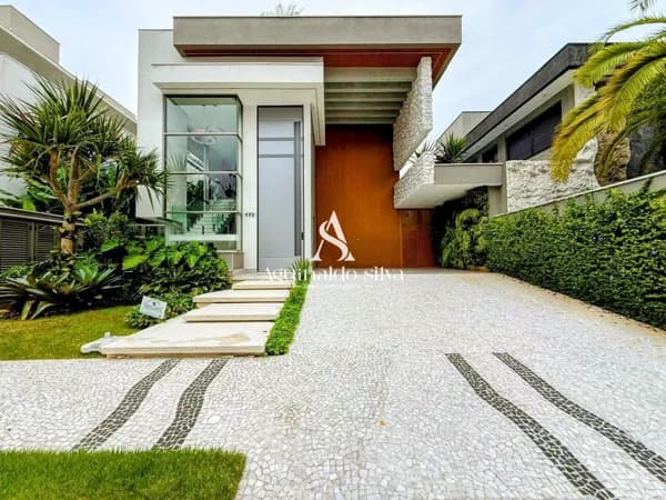 Novíssima casa à Venda, com 3 Pavimentos, Elevador, 515m², 6 Suítes...
