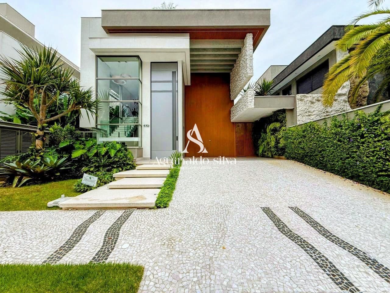 Novíssima casa à Venda, com 3 Pavimentos, Elevador, 515m², 6 Suítes...