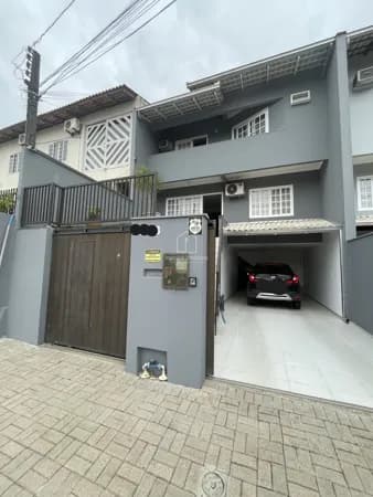 Sobrado – Conforto e espaço no Saguaçu