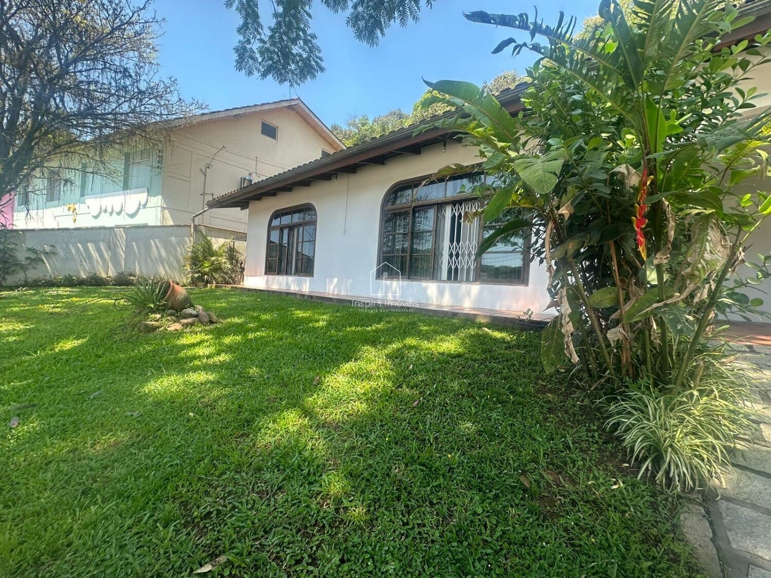 Casa com Amplo Terreno – Moradia ou Comércio