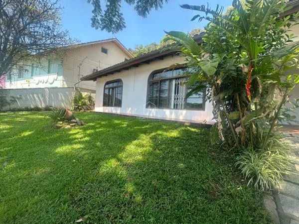 Casa com Amplo Terreno – Moradia ou Comércio