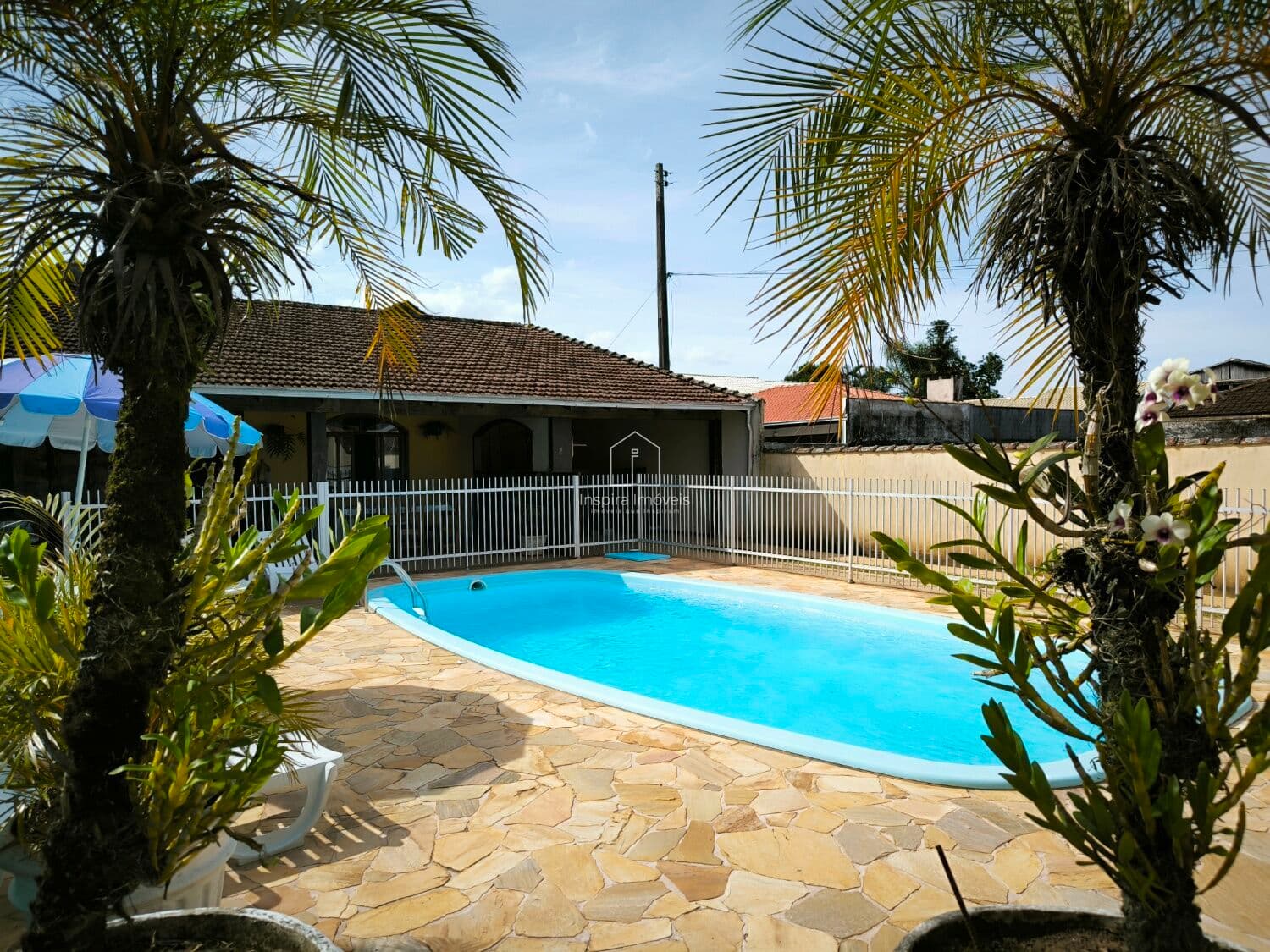Casa com Amplo Terreno no Bairro Floresta