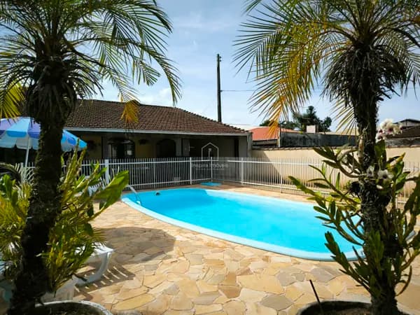 Casa com Amplo Terreno no Bairro Floresta
