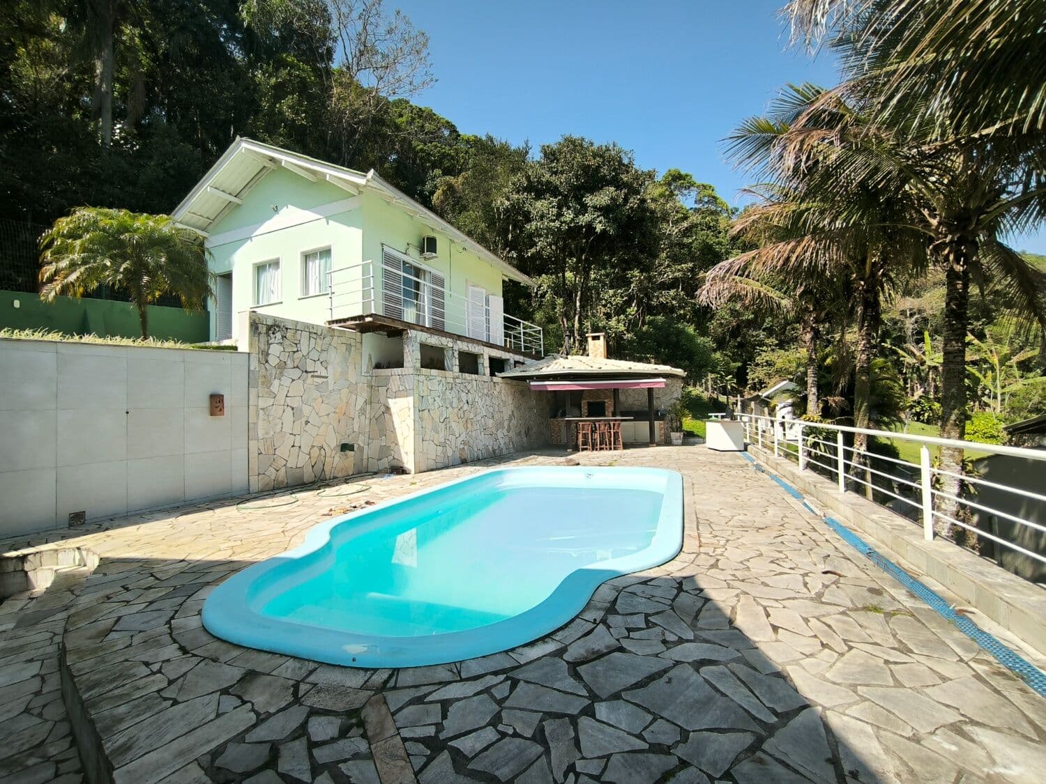 Casa Mobiliada com 6 Quartos e Piscina à Venda em São Francisco do Sul