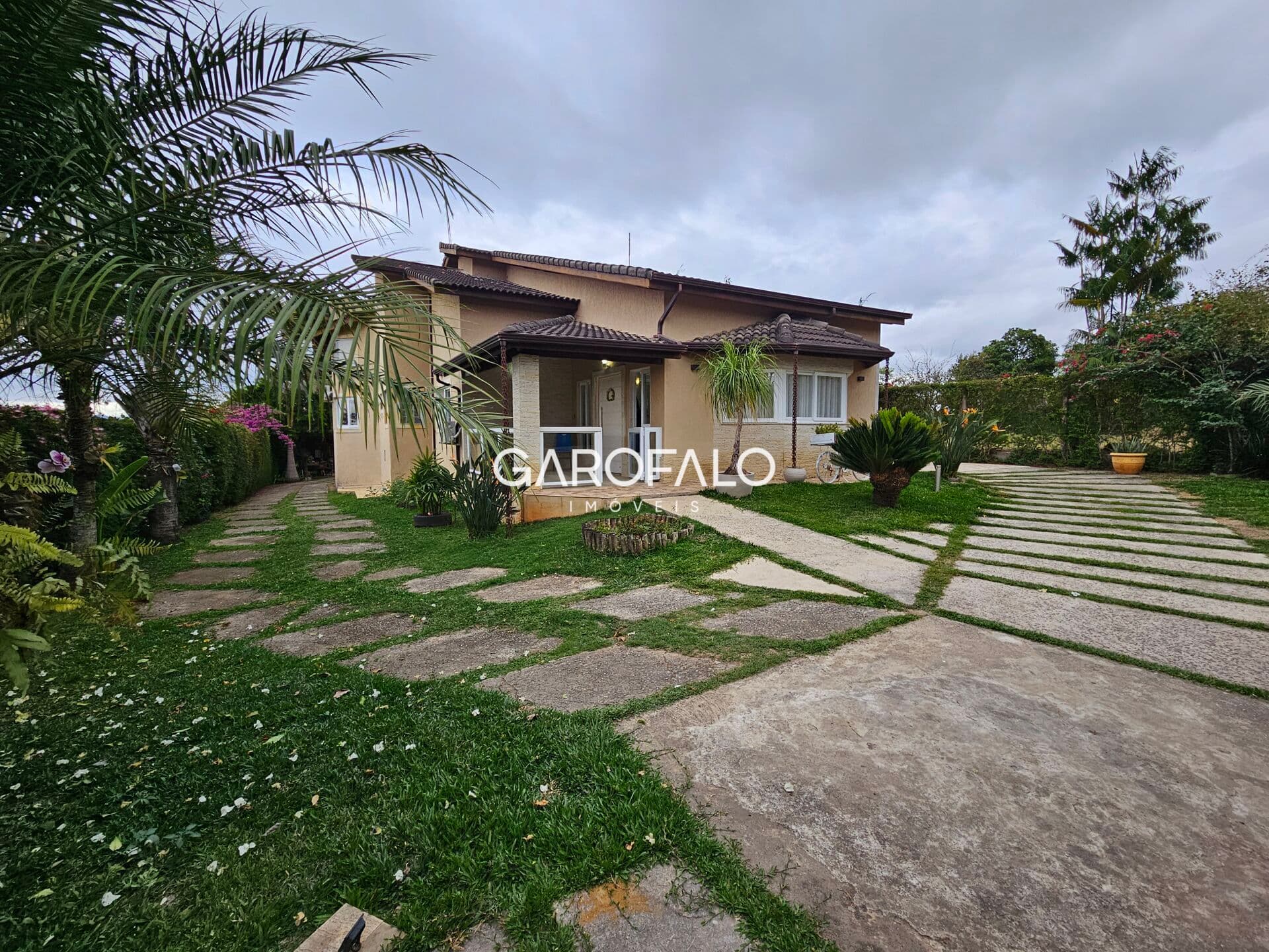 Casa Residencial PLANA e Encantadora, com 6 quartos sendo 4 suítes, área gourmet e sauna.