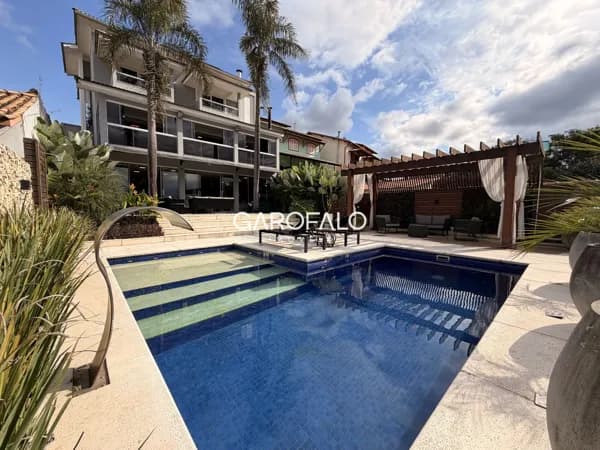 Casa de alto padrão à venda ou locação.