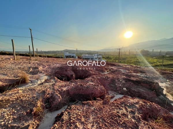 Terreno de esquina à venda – 550 m² com vista para a Serra
