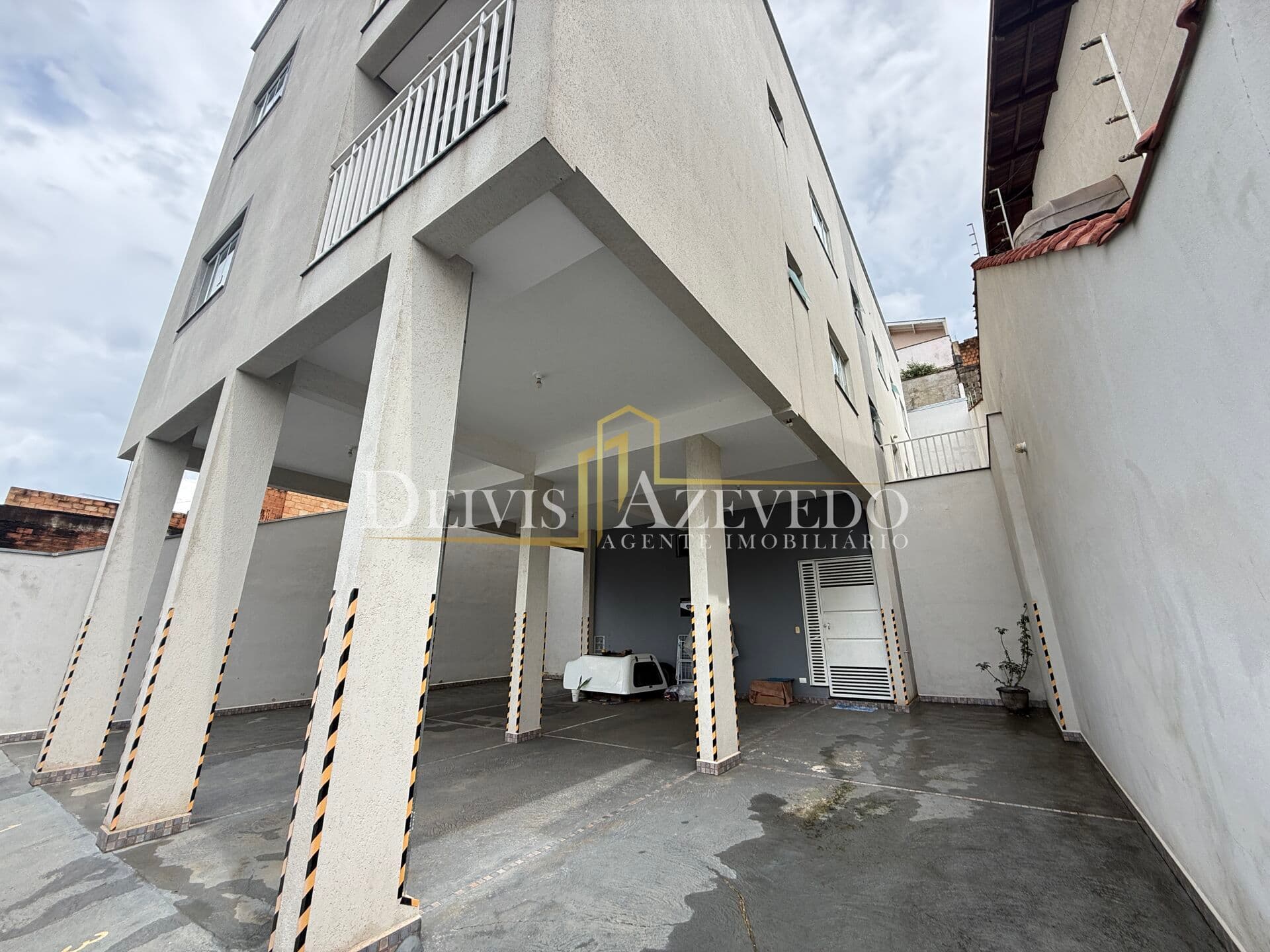Apartamento 02 Quartos, com Quintal