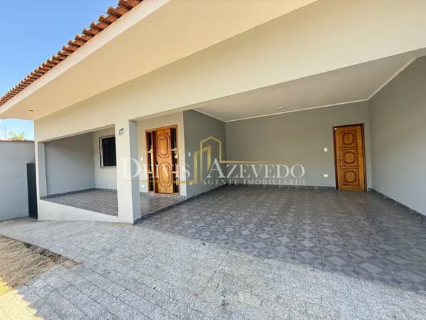 Casa Térrea com 03 Quartos em Região Nobre