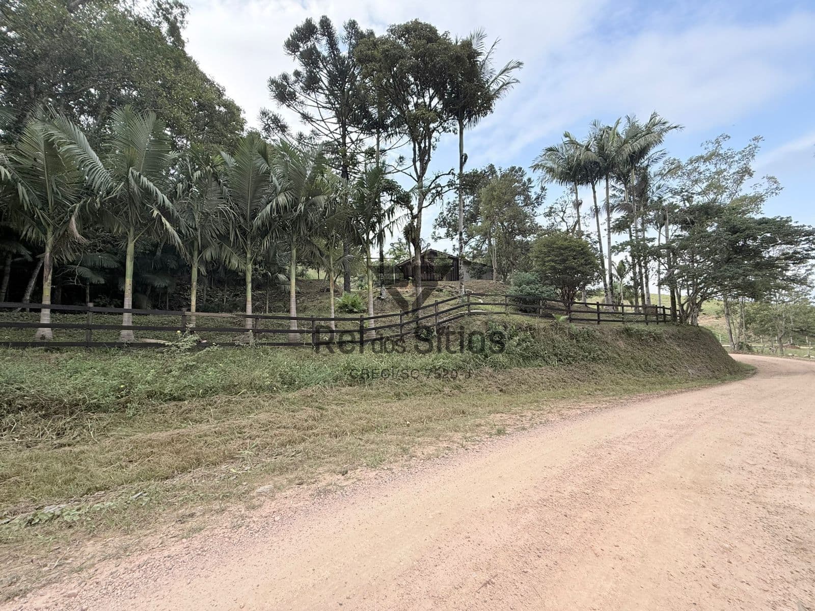 Chácara com casa, nascente, lagoa...