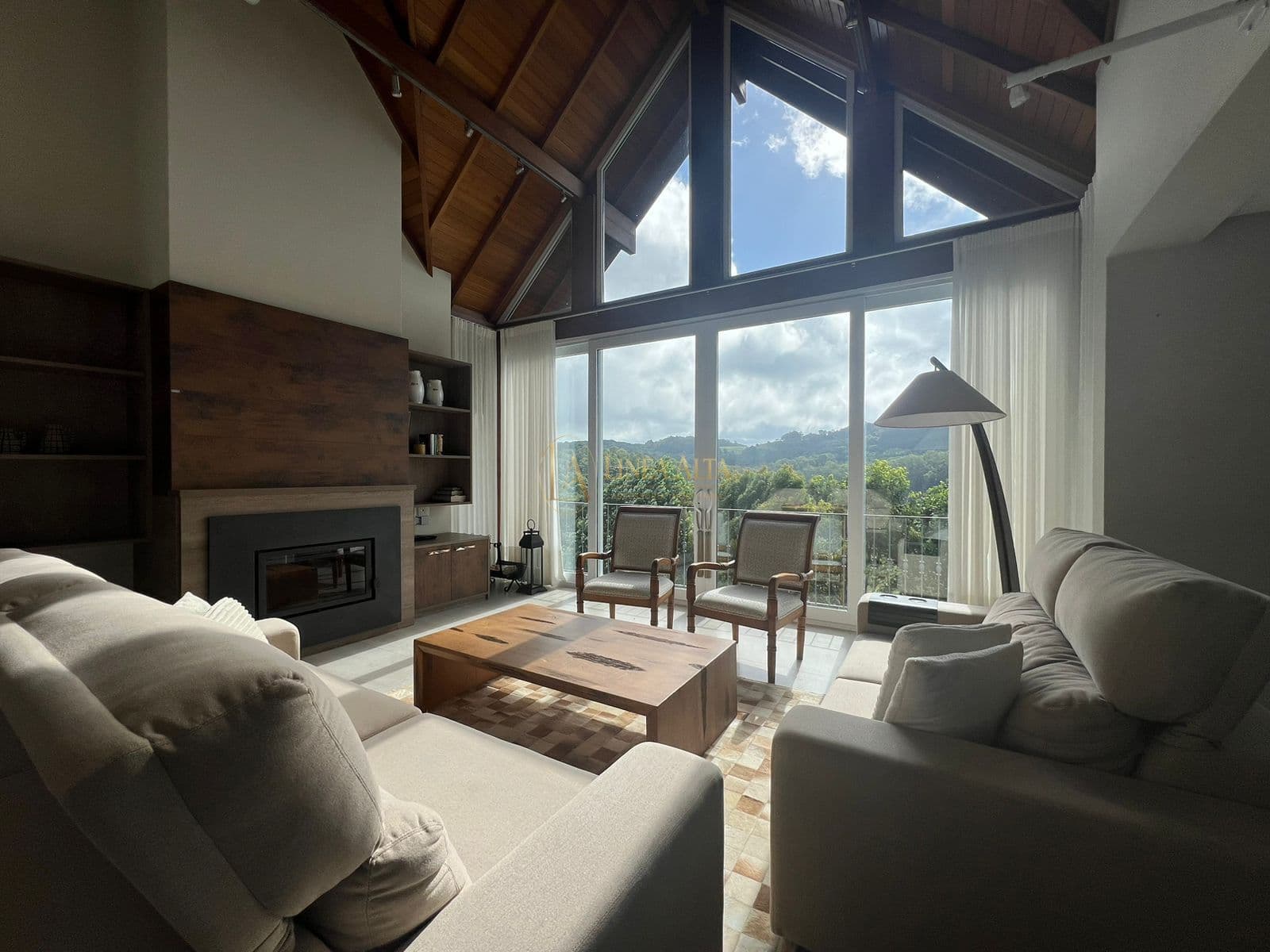 Casa de Condomínio em Gramado - Alphaville