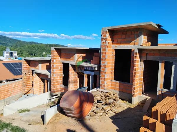 CASA GEMINADA COM 02 QUARTOSE CHURRASQUERIA PRÓCIMO AO KOMPÃO DA ITOUPAVA CENTRAL