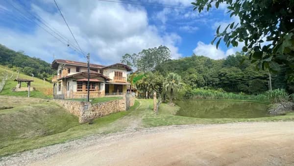 LINDO SÍTIO NO BAIRRO BELCHIOR COM AMPLA CASA E 07 LAGOAS E GARAGEMM 04 CARROS