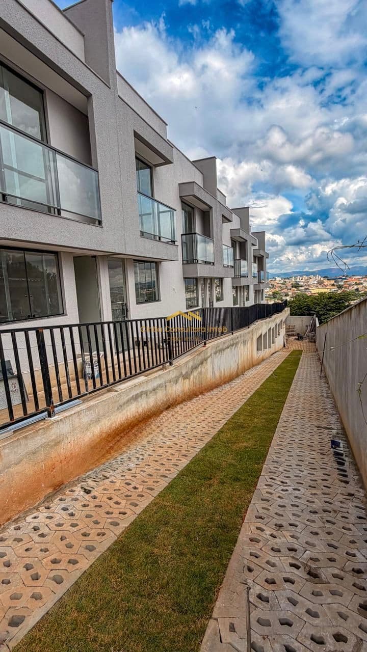 CASA DUPLEX COM 2 QUARTOS, ÁREA PRIVATIVA E 1 VAGA DE GARAGEM NO BAIRRO ALTEROSA 2ª SEÇÃO