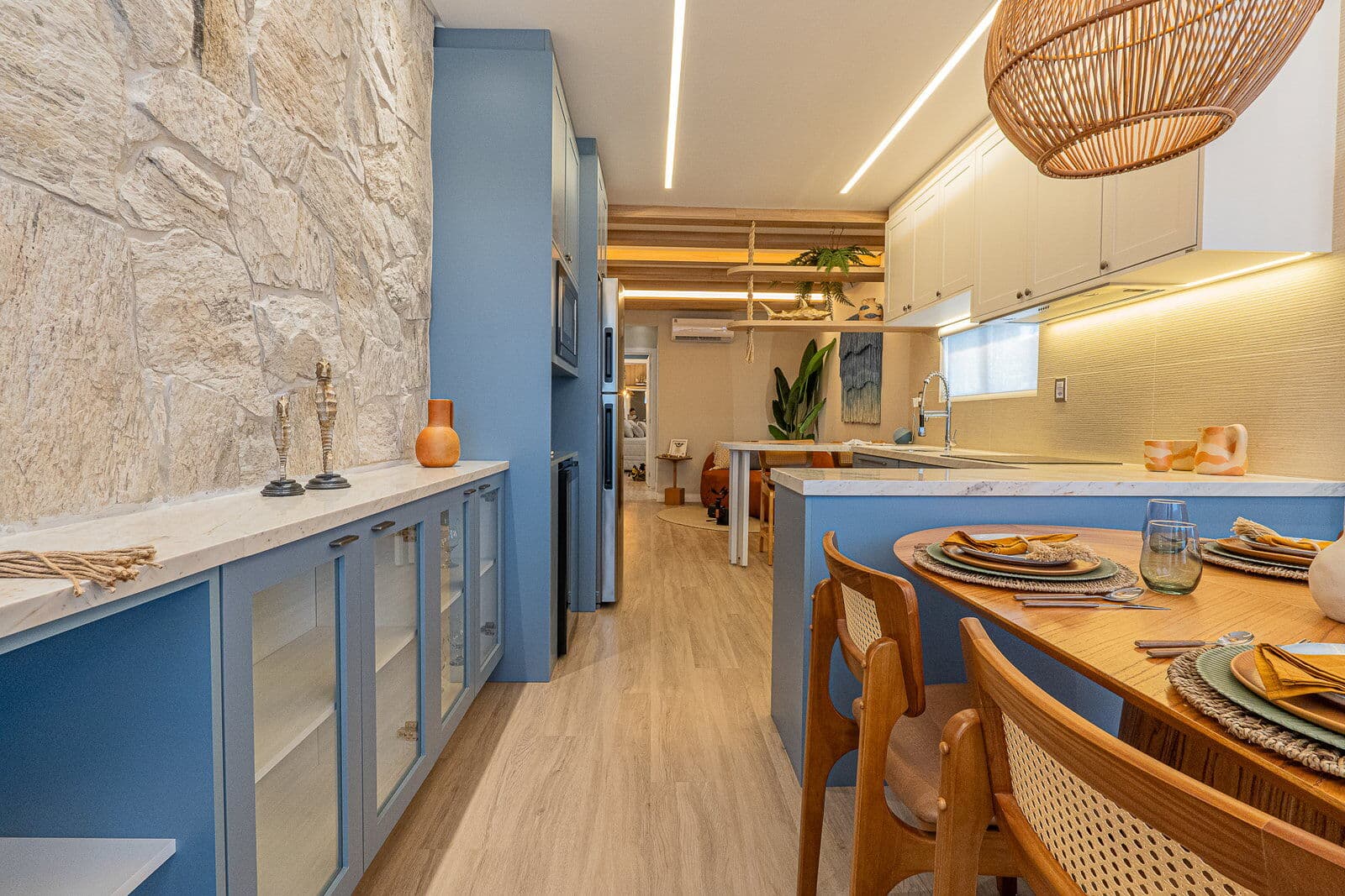 Apartamento Mobiliado e Decorado Novo com 2 Suítes