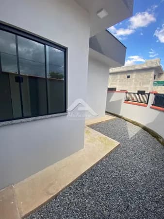 Casa geminada térrea de esquina com Suíte e janelas livres na Barra do Rio Cerro