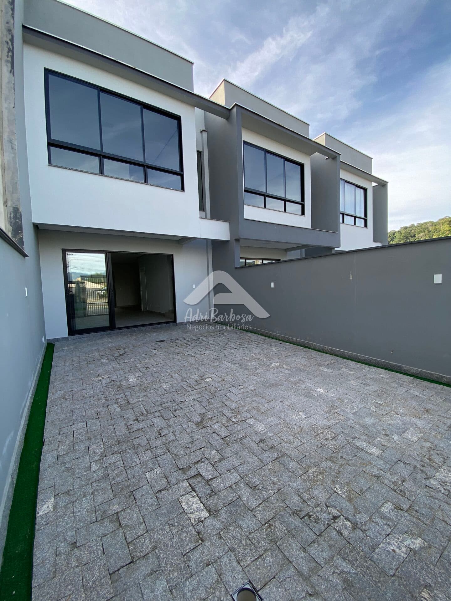 Casa à venda no Amizade em Jaraguá do Sul com suíte, piscina e área de festas
