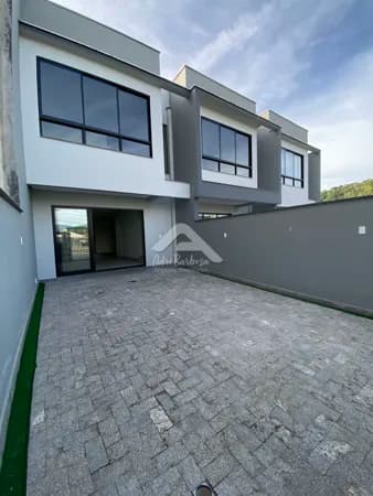 Casa à venda no Amizade em Jaraguá do Sul com suíte, piscina e área de festas