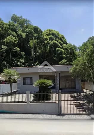 Casa à venda em Jaraguá do Sul – Tifa Martins | 3 Quartos e Quintal