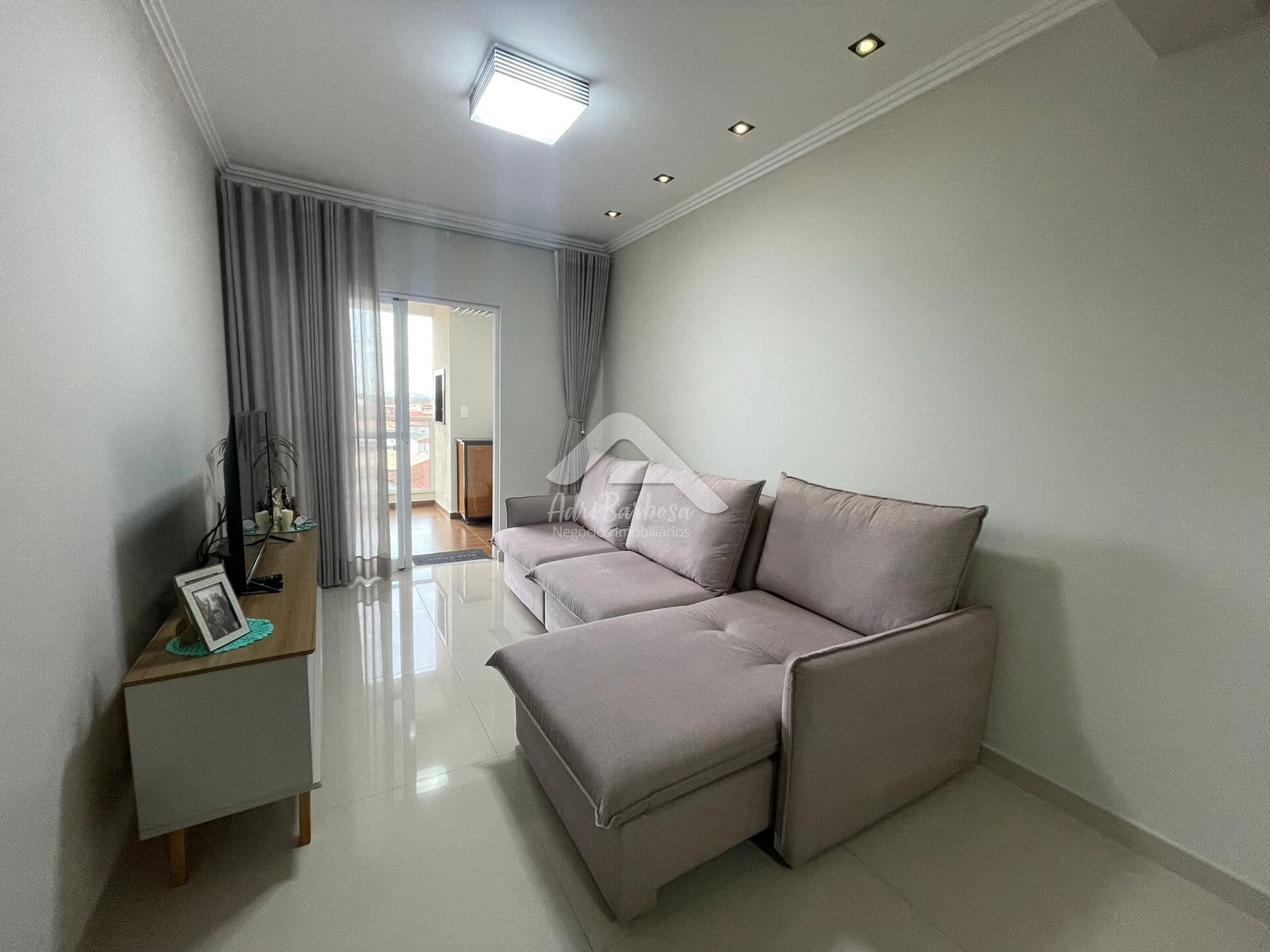 Apartamento semimobiliado com 01 suíte + 01 dormitório na Vila Lalau
