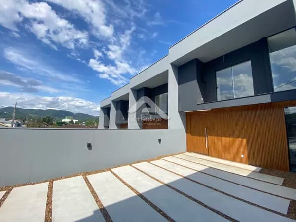 Sobrado Geminado de Alto Padrão com Suíte e Espaço para Piscina no Rau em Jaraguá do Sul SC