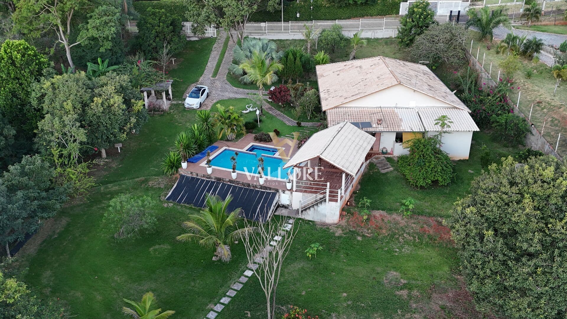 Chácara 7.400m² com piscina aquecida, pomar, vista para lago e aceita pets – Nova Veneza/GO
