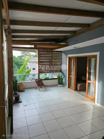 Ampla Cobertura com 3 Dormitórios a 800m da Praia em Florianópolis!