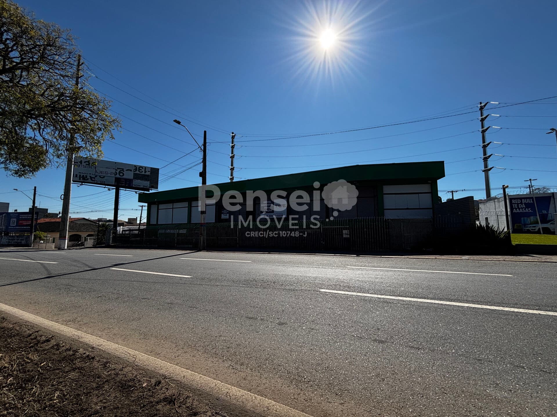 Expansão e Sucesso: Imóvel Comercial de 575m² com 16 Salas e 12 Vagas em Capoeiras, Florianópolis!