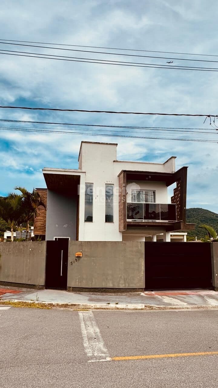 Sobrado em Rua Maria Saturnina de Jesus - Forquilhas - São José/SC