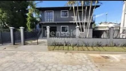 Sobrado Amplo com Renda e Potencial para 2 Apartamentos em Ingleses do Rio Vermelho!