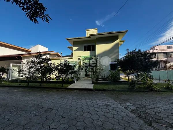 Casa de Alto Padrão em Condomínio Exclusivo na Trindade!