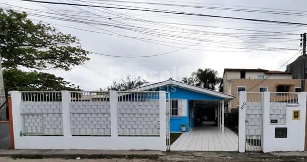 Casa Semi-Mobiliada com Amplo Terreno nos Ingleses do Rio Vermelho