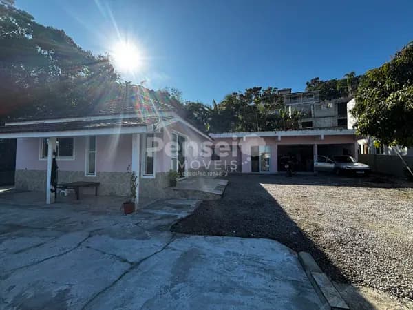 Casa de 2 Dormitórios (1 Suíte) com Kitnet Anexa em Estilo Condomínio Fechado nos Ingleses!