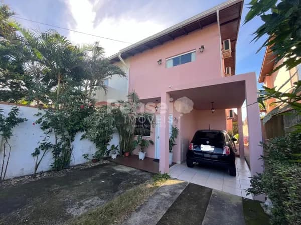 Casa de 3 Dormitórios + Chalé Independente em Condomínio Familiar