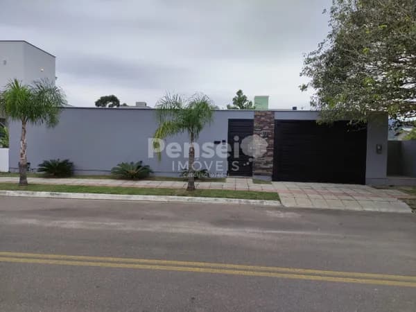Casa com Área Gourmet de Luxo, Quintal Exuberante e Alto Potencial de Renda!